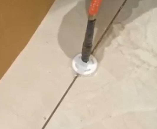 柘城瓷砖空鼓维修公司专业解答瓷砖在铺贴过程中，如果没有涂抹均匀到位的粘结材料（如水泥砂浆或瓷砖胶），可能会导致以下问题